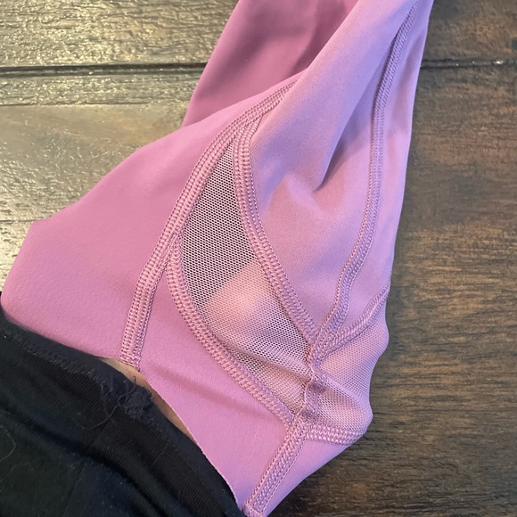 Size 4 lavender lululemons they are crop pants - Picture 4 of 5